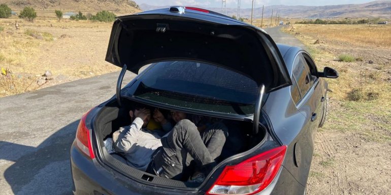 Van'da otomobil bagajında 3 düzensiz göçmen yakalandı