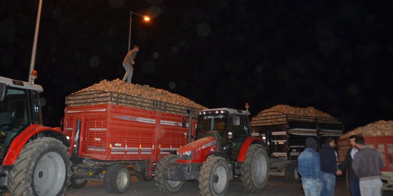 Muş'ta şeker pancarı üreticileri 'alım işlemlerinin yavaş ilerlediği' iddiasıyla eylem yaptı