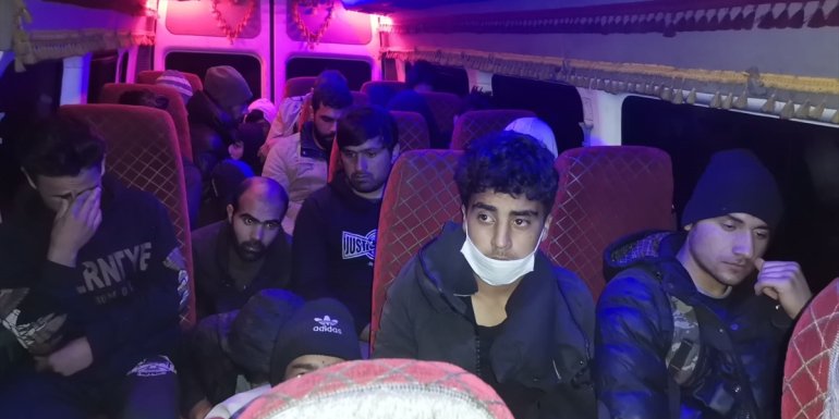 Bitlis'te 64 düzensiz göçmen ile 6 organizatör yakalandı