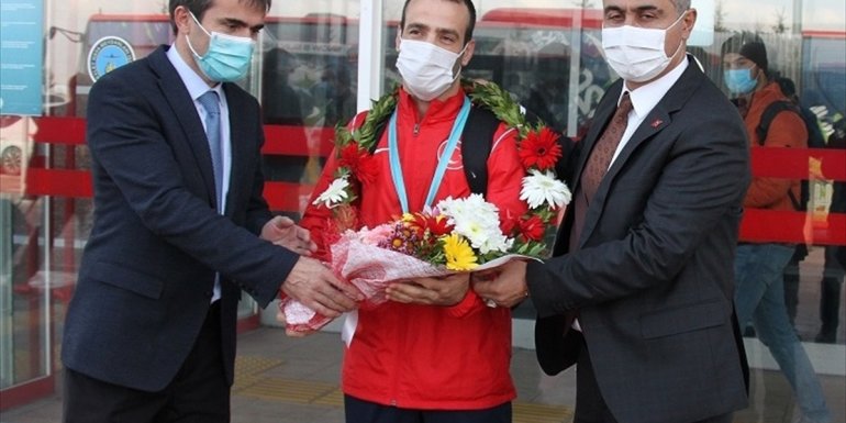 Milli judocu Esenboğa, çiçeklerle karşılandı