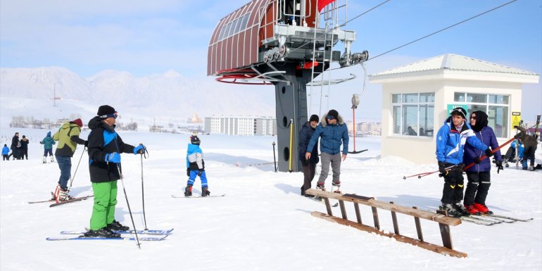 İstanbul'daki Bitlisli iş insanları Bitlis'te kayak yaptı