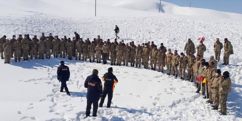 Bitlis'te güvenlik korucularına çığ eğitimi verildi