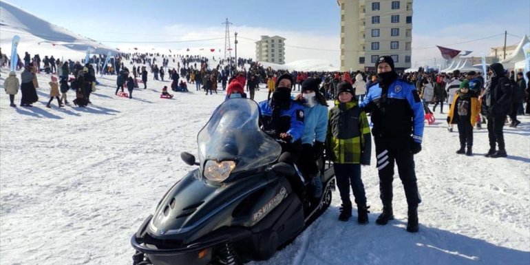 Bitlis'te polisler kayak merkezinde uyuşturucunun zararlarını anlattı