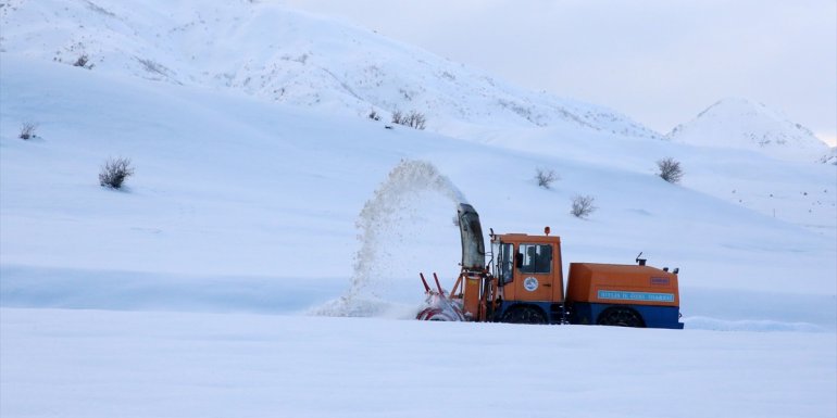 Karla mücadele ekipleri Bitlis'te kapalı yolları açmak için çaba gösteriyor