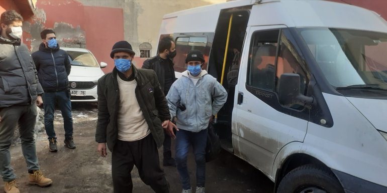 Kars'ta sahte yol izin belgesi bulunan 15 düzensiz göçmen yakalandı