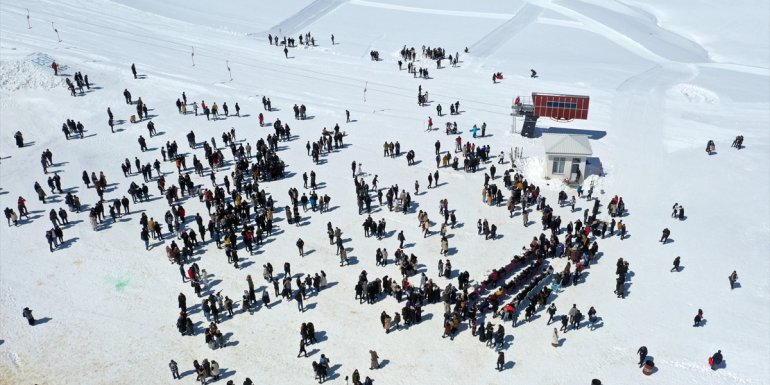 Bitlis'te üniversite öğrencileri kar festivalinde eğlendi