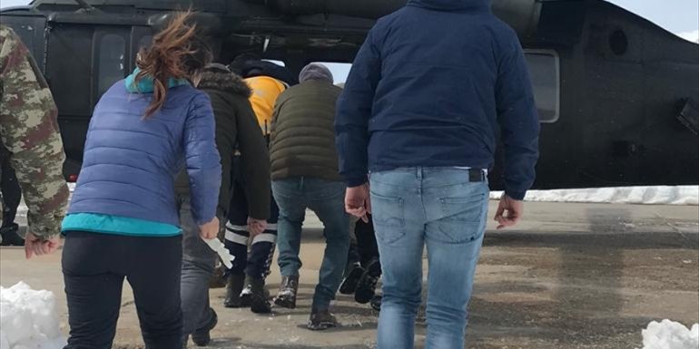 Tunceli'de askeri helikopter yaralanan kepçe operatörü için havalandı