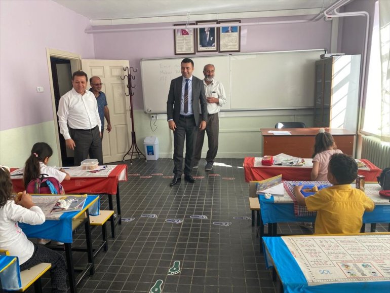 Keban Kaymakamı Akbulut, okulları ziyaret etti, öğrencilerle görüştü