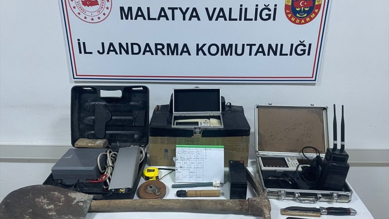 Malatya'da kaçak kazı yapan 7 kişi suçüstü yakalandı