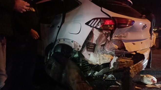 Bingöl'de park halindeki otomobile çarpan araçtaki 2 kişi yaralandı