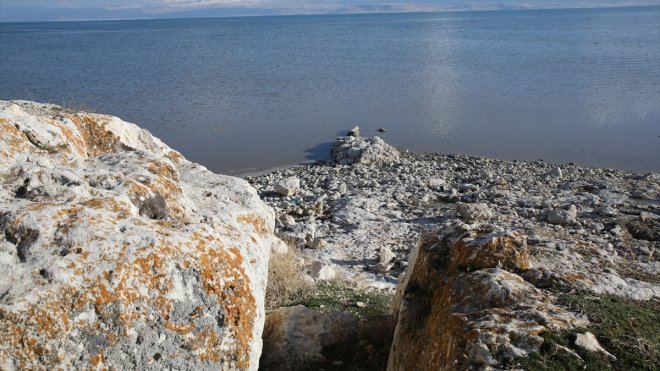 Van Gölü'nün çekilmesiyle Urartu dönemine ait tapınma alanı ortaya çıktı