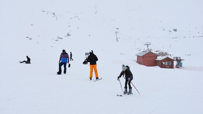 Hakkari'deki kayakseverler, kar ve sisli havada kayak keyfi yaşadı