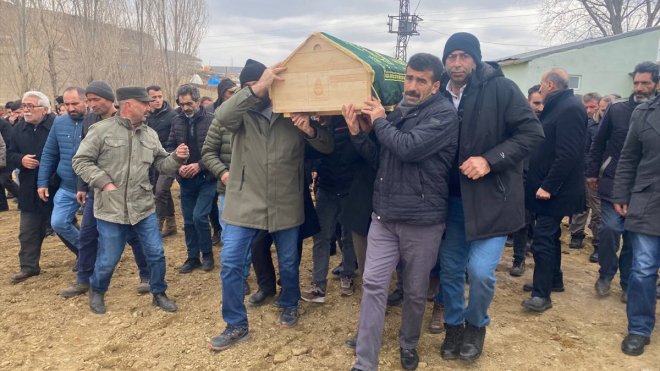 Kars'ta servisin devrilmesi sonucu hayatını kaybeden öğrencinin cenazesi toprağa verildi