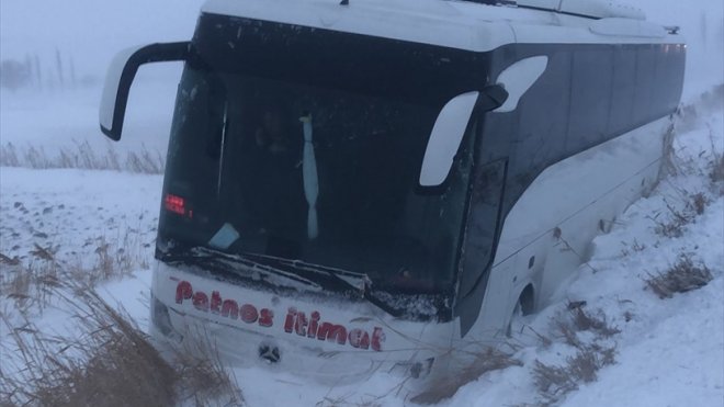Erzincan'da otobüs kara saplanınca mahsur kalan 41 yolcu kurtarıldı