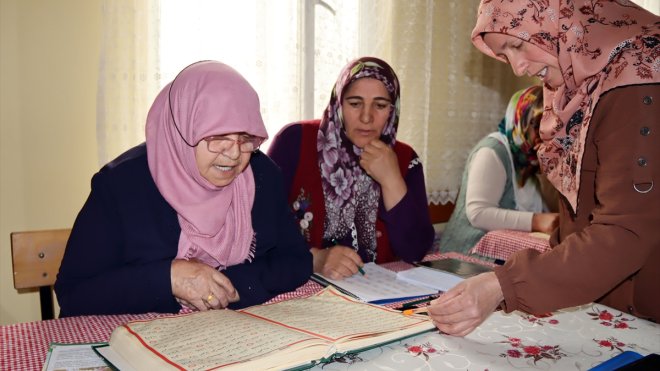 Iğdırlı kadınlar kurslarla hem Kur'an öğreniyor hem de okuryazar oluyor