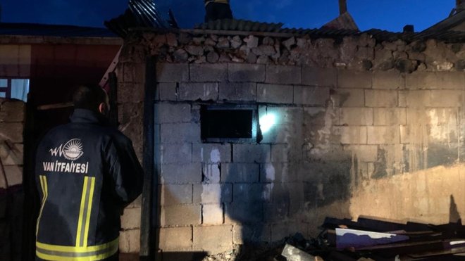 Özalp'ta tandırda çıkan yangın hasara neden oldu