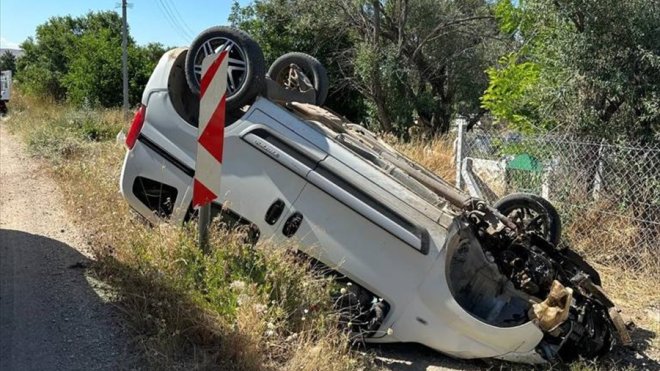 Elazığ'da devrilen hafif ticari aracın sürücüsü yaralandı