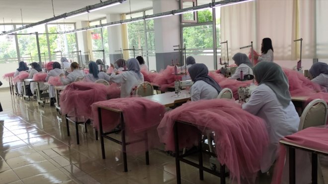 Kars'ta açılan tekstil atölyesi 350 kişiye istihdam kapısı olacak