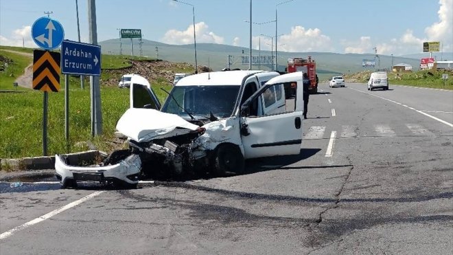 Ardahan'da minibüsle kamyonetin çarpışması sonucu 6 kişi yaralandı