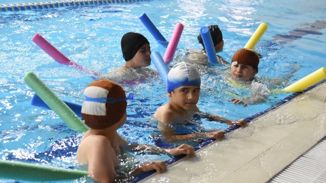 Aziziye Belediyesi, çocuklara ücretsiz yüzme kursu verecek