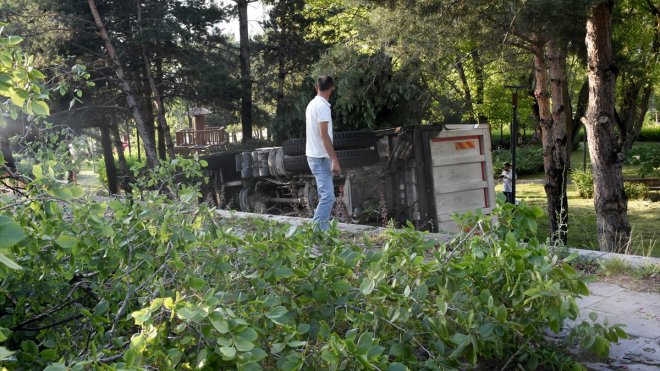 Erzurum'da hafriyat kamyonu devrildi, 2 kişi yaralandı