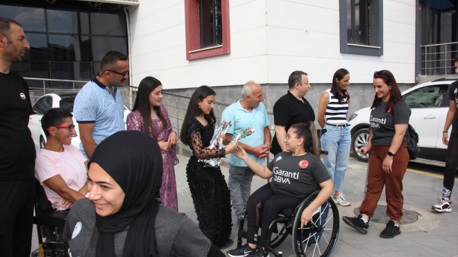 Tekerlekli Sandalye Basketbol A Milli Kadın Takımı'na Hakkari'de çiçekli karşılama