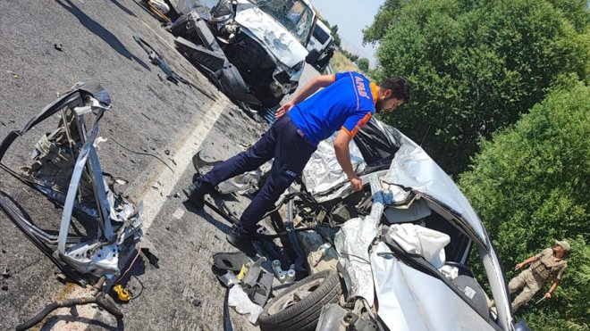 Bitlis'te iki aracın çarpıştığı kazada 5 kişi yaralandı