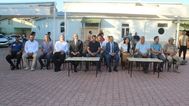 Tunceli'nin Çemişgezek ilçesinde vatandaşlara aşure dağıtıldı