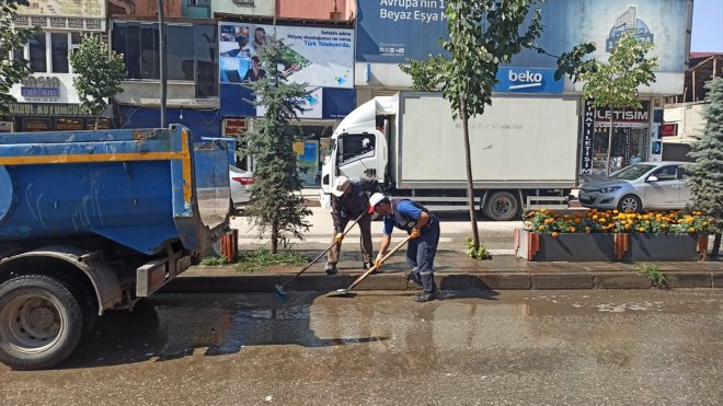 Yüksekova'da caddelerde temizlik çalışması yapıldı