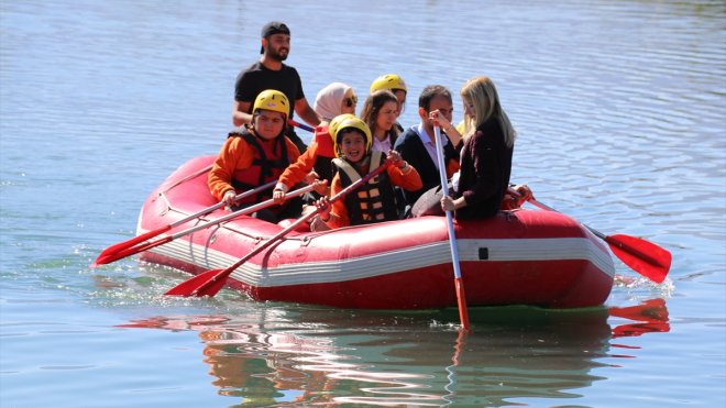 Erzincan'da özel çocuklar rafting heyecanı yaşadı