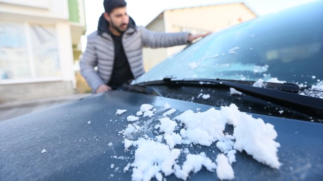 Kars ve Ağrı kent merkezinde soğuk hava, yükseklerinde ise kar etkili oldu
