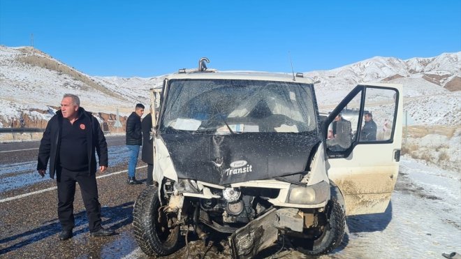 Erzurum'da hafif ticari araç ile kamyonetin çarpıştığı kazada 1 kişi öldü, 3 kişi yaralandı