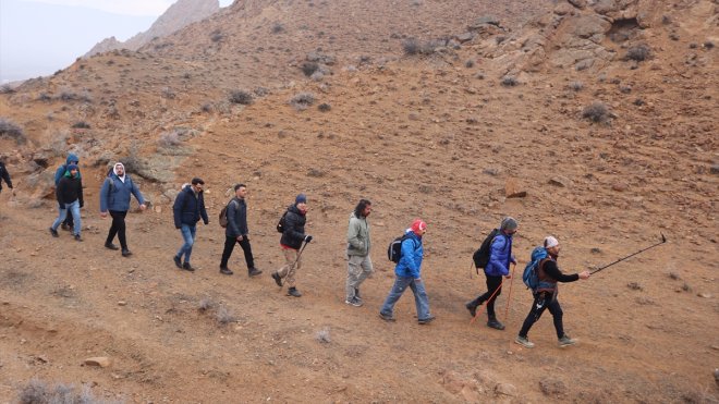 Iğdırlı dağcılar '11 Aralık Uluslararası Dünya Dağlar Günü'nü zirvede kutladı