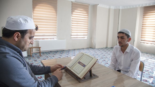 Bitlis'te 17 yaşındaki öğrenci iki ayda hafızlık eğitimini tamamladı