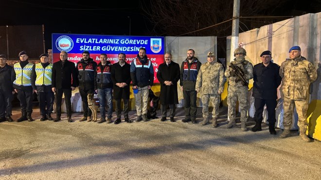 Elazığ Valisi Toraman, güvenlik güçleri ile sağlık çalışanlarının yeni yılını kutladı