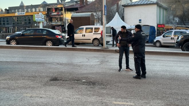 Erzurum'da kavga edenleri ayırmak isterken silahla vurulan kişi yaralandı