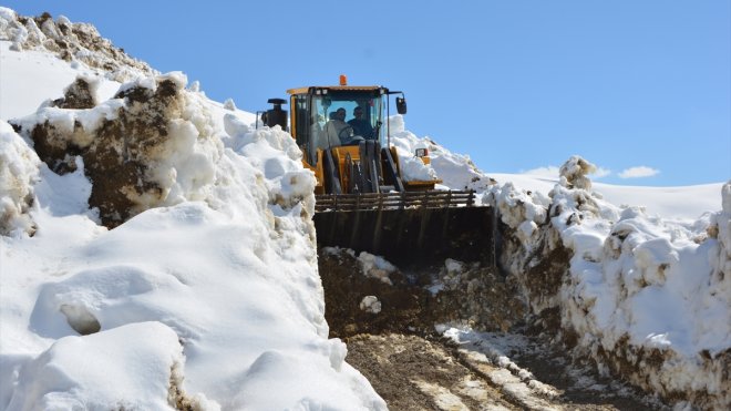 Hakkari'de ekipler, kar kalınlığının 5 metreyi bulduğu üs bölgesinin yolunu açmaya çalışıyor