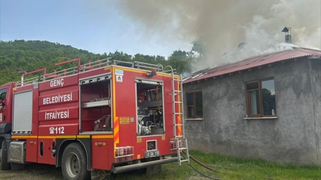 Bingöl'de çatı yangını söndürüldü