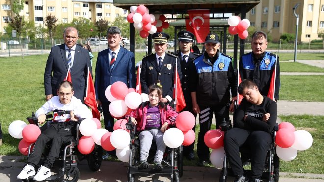 Bingöl polisinden 3 bedensel engelliye akülü tekerlekli sandalye desteği