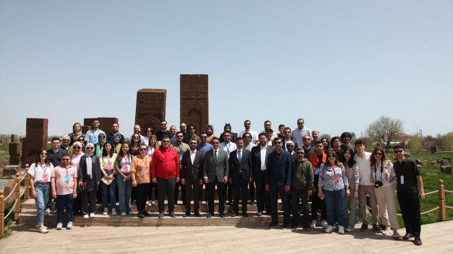 Akademisyenler ve üniversite öğrencileri Bitlis'in tarihi mekanlarını gezdi