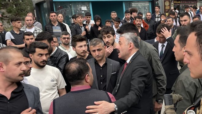 Bitlis'te hafif ticari aracın çarptığı 2 kız öğrenci yaralandı
