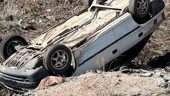 Hakkari'de devrilen otomobildeki 9 kişi yaralandı
