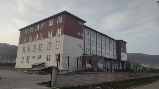Karlıova ilçesinde depreme karşı kız yurdu ile okul boşaltıldı