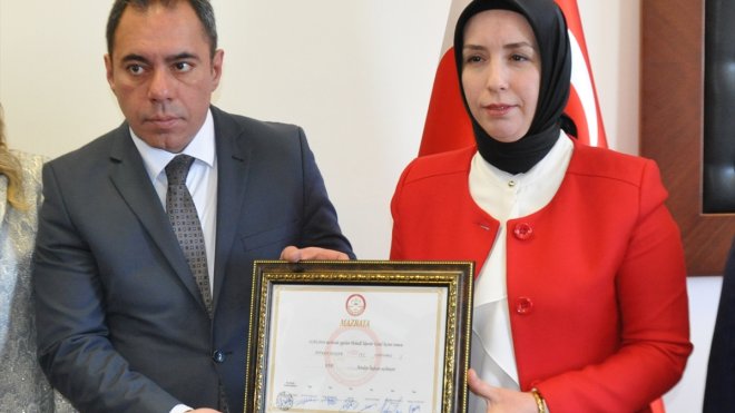 Kars Belediye Başkanı Ötüken Senger, mazbatasını aldı: