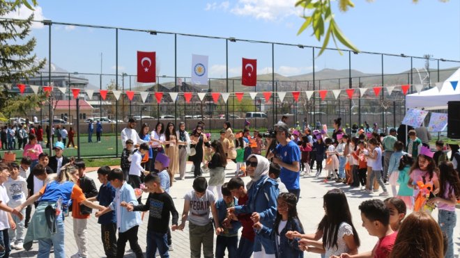 Van'da 450 öğrenci '23 Nisan Şenliği'nde eğlendi