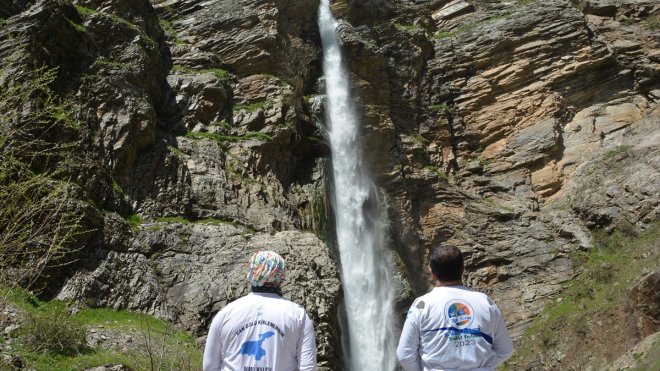 Doğaseverler Bitlis'teki Gümüşkanat Şelalesi'nin aktığı bölgeyi gezdi