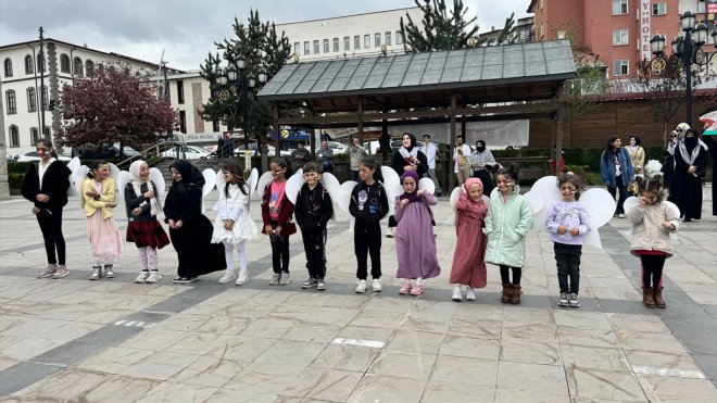 Erzurum'da çocuklar, sağlıkçıların Gazze için 'sessiz yürüyüş'ünü destekledi