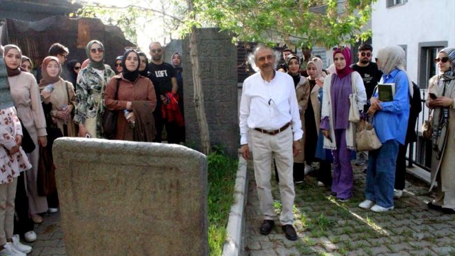 Erzurum'da üniversite öğrencileri önemli şahsiyetleri tarihi mekanlarda öğreniyor