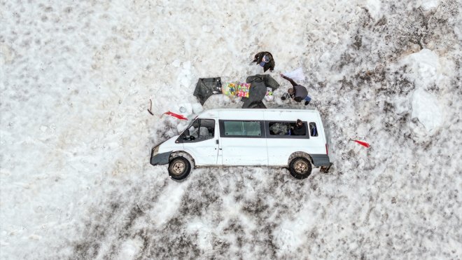 Yaklaşık 4,5 aydır kar altında kalan minibüsünü çıkaracağı günü bekliyor
