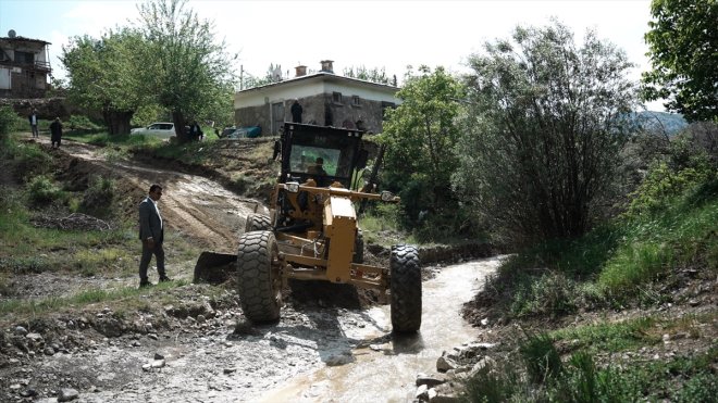 Elazığ'da selin köy yollarında oluşturduğu hasarın giderilmesi için çalışmalar sürüyor